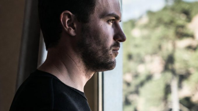 ¿Los hombres no lloran? Cómo las normas de género ocultan la depresión masculina y cómo romper el silencio