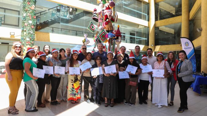 22 mujeres que dan vida a un &aacute;rbol de navidad inspirado en el arte japon&eacute;s fueron reconocidas por la Municipalidad de Antofagasta
