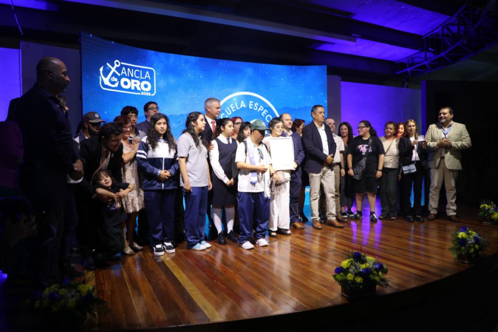 Antofagasta reconoce con el Ancla de Oro a profesor Roberto Robles y a la Escuela Especial E-77 en emotiva ceremonia