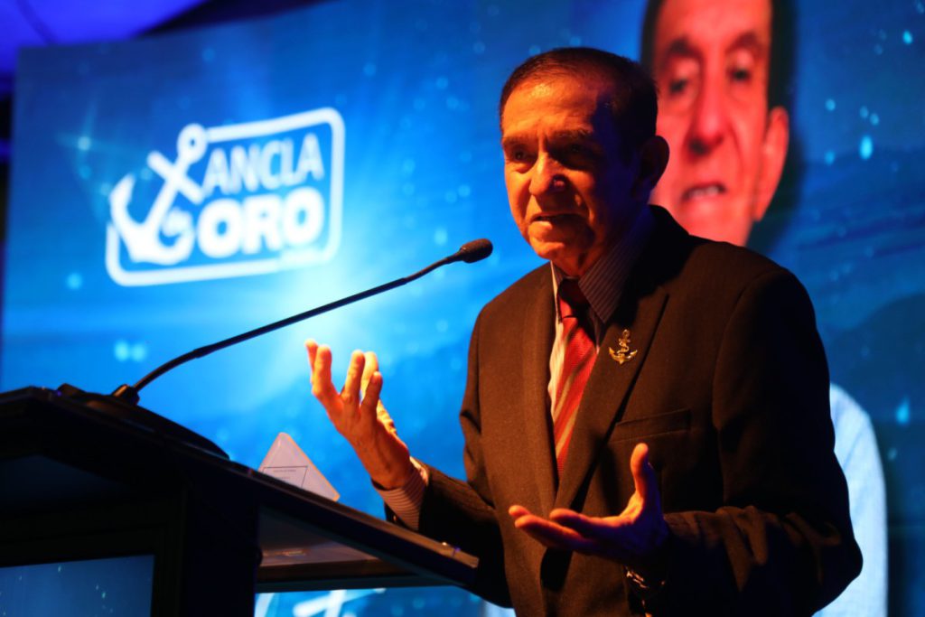 Antofagasta reconoce con el Ancla de Oro a profesor Roberto Robles y a la Escuela Especial E-77 en emotiva ceremonia