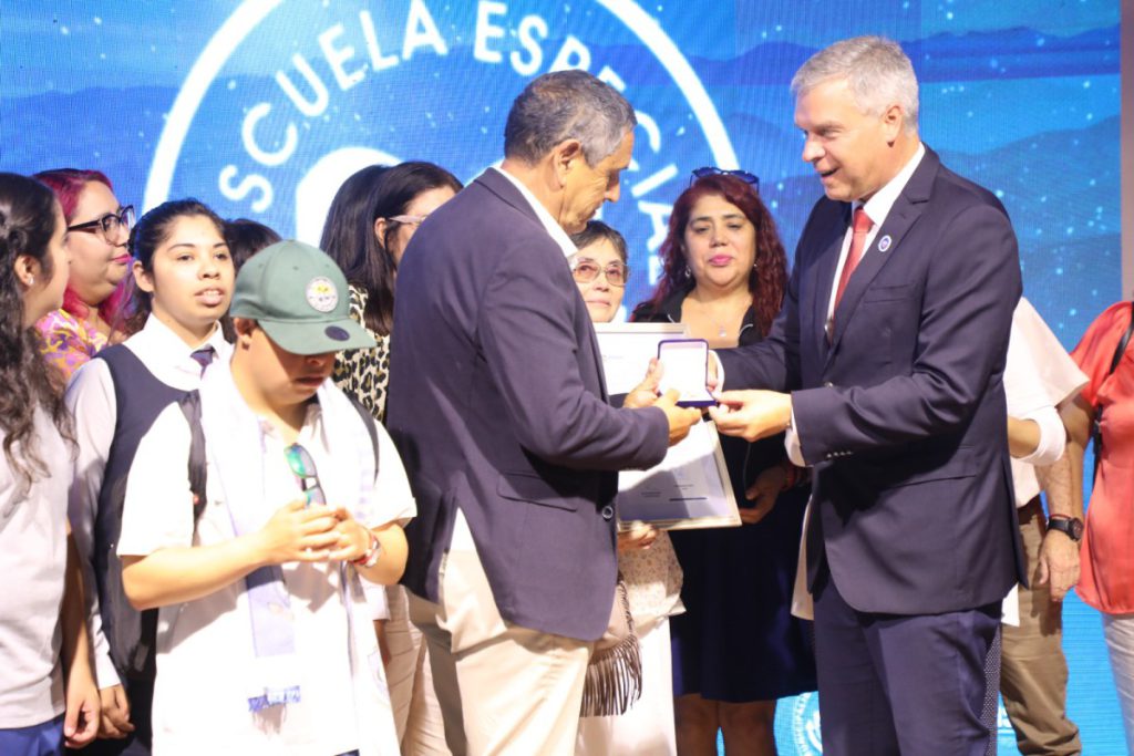 Antofagasta reconoce con el Ancla de Oro a profesor Roberto Robles y a la Escuela Especial E-77 en emotiva ceremonia