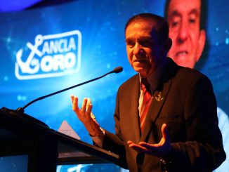 Antofagasta reconoce con el Ancla de Oro a profesor Roberto Robles y a la Escuela Especial E-77 en emotiva ceremonia
