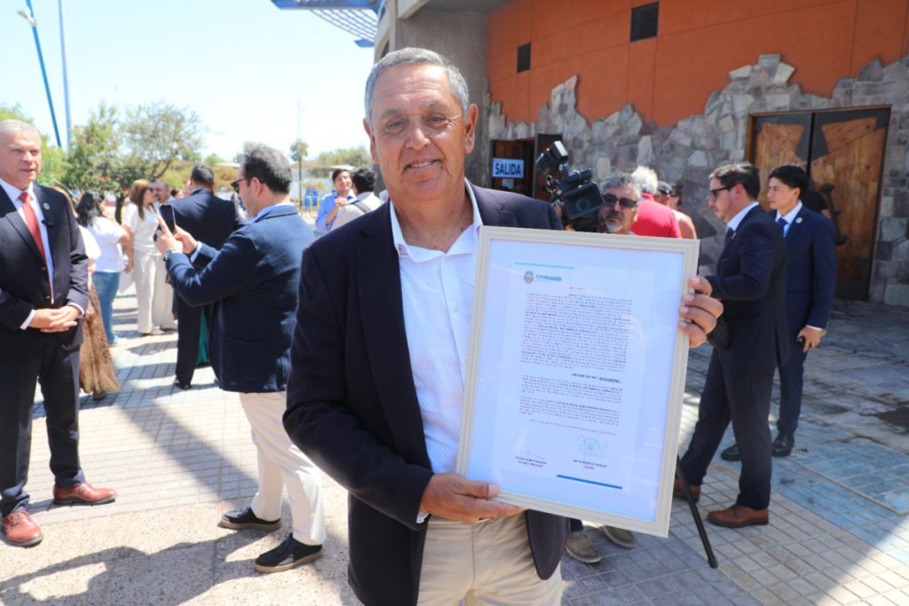 Antofagasta reconoce con el Ancla de Oro a profesor Roberto Robles y a la Escuela Especial E-77 en emotiva ceremonia