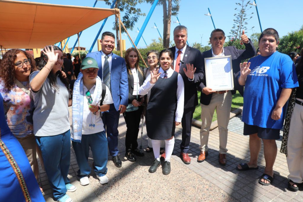 Antofagasta reconoce con el Ancla de Oro a profesor Roberto Robles y a la Escuela Especial E-77 en emotiva ceremonia