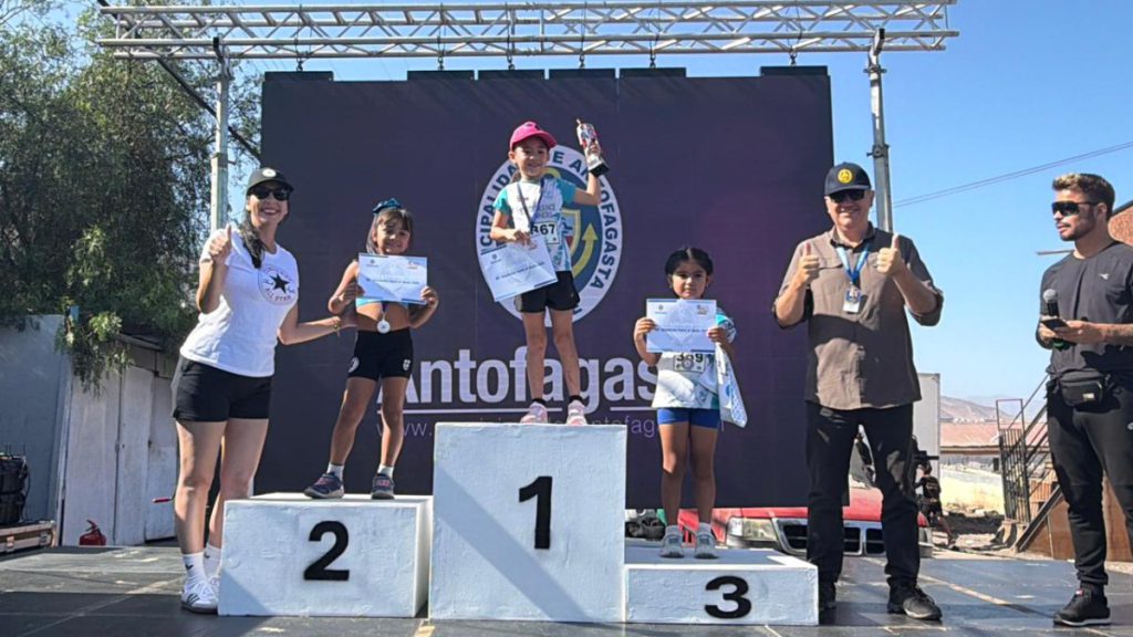 Más de 400 corredores conquistaron la cima del cerro El Ancla en el aniversario 147 de Antofagasta Más de 400 corredores conquistaron la cima del cerro El Ancla en el aniversario 147 de Antofagasta