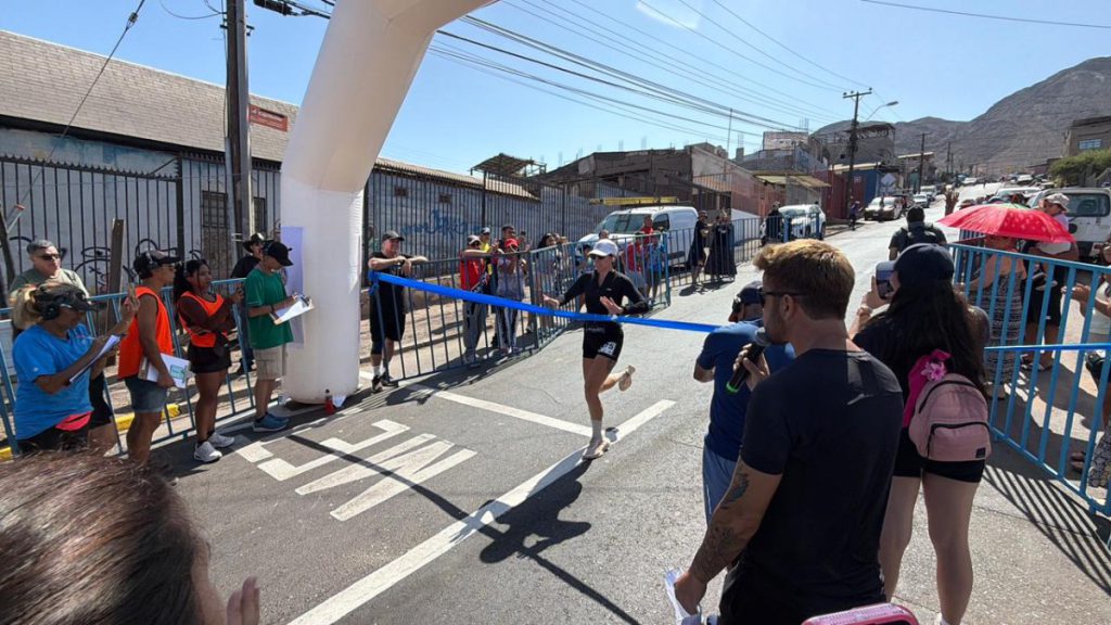 Más de 400 corredores conquistaron la cima del cerro El Ancla en el aniversario 147 de Antofagasta Más de 400 corredores conquistaron la cima del cerro El Ancla en el aniversario 147 de Antofagasta