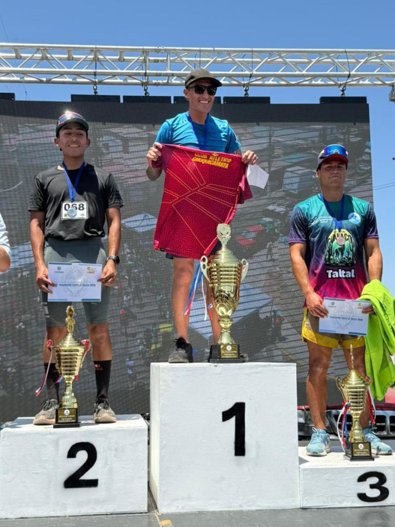 Más de 400 corredores conquistaron la cima del cerro El Ancla en el aniversario 147 de Antofagasta Más de 400 corredores conquistaron la cima del cerro El Ancla en el aniversario 147 de Antofagasta