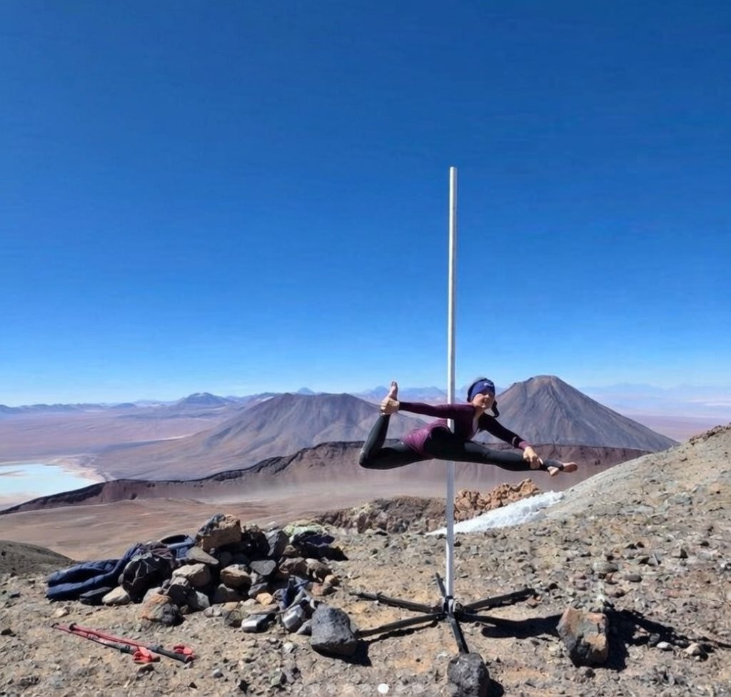 Desde el desierto de Atacama al Guinness: australiana logra récord mundial de pole dance a más de 5.800 metros de altura