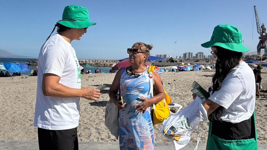 Reciclaje llega a las playas de Antofagasta con campaña educativa del “Team ReSimple”