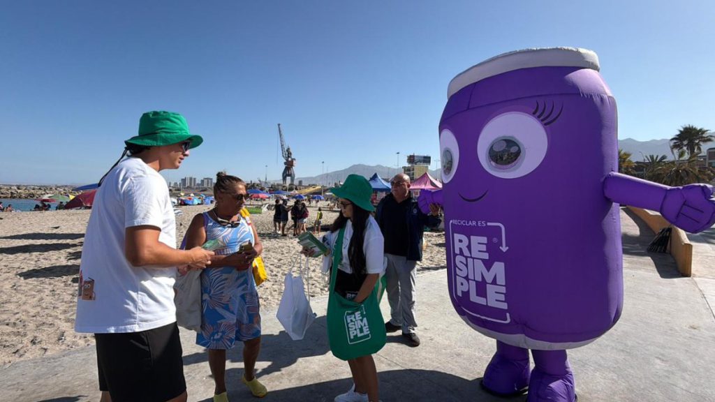 Reciclaje llega a las playas de Antofagasta con campaña educativa del “Team ReSimple”