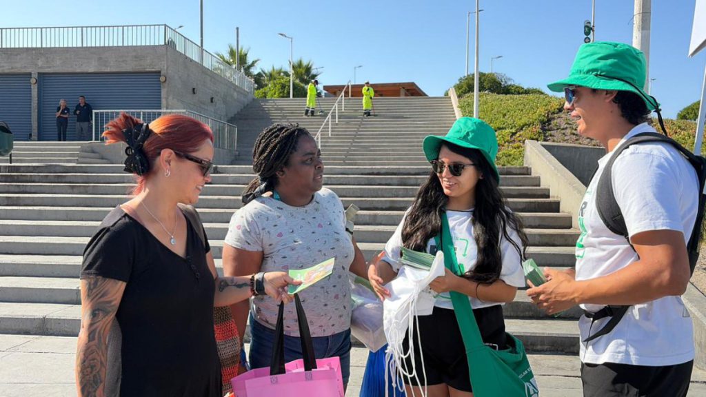 Reciclaje llega a las playas de Antofagasta con campaña educativa del “Team ReSimple”