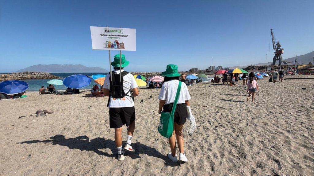 Reciclaje llega a las playas de Antofagasta con campaña educativa del “Team ReSimple”