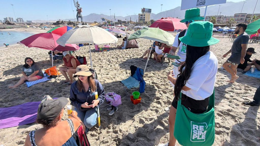 Reciclaje llega a las playas de Antofagasta con campaña educativa del “Team ReSimple”