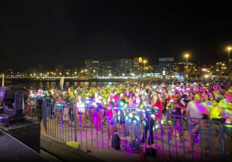 Bailatón nocturna y balsa iluminada marcaron la fiesta “Antofagasta, Verano Todo el Año” en el Balneario Municipal