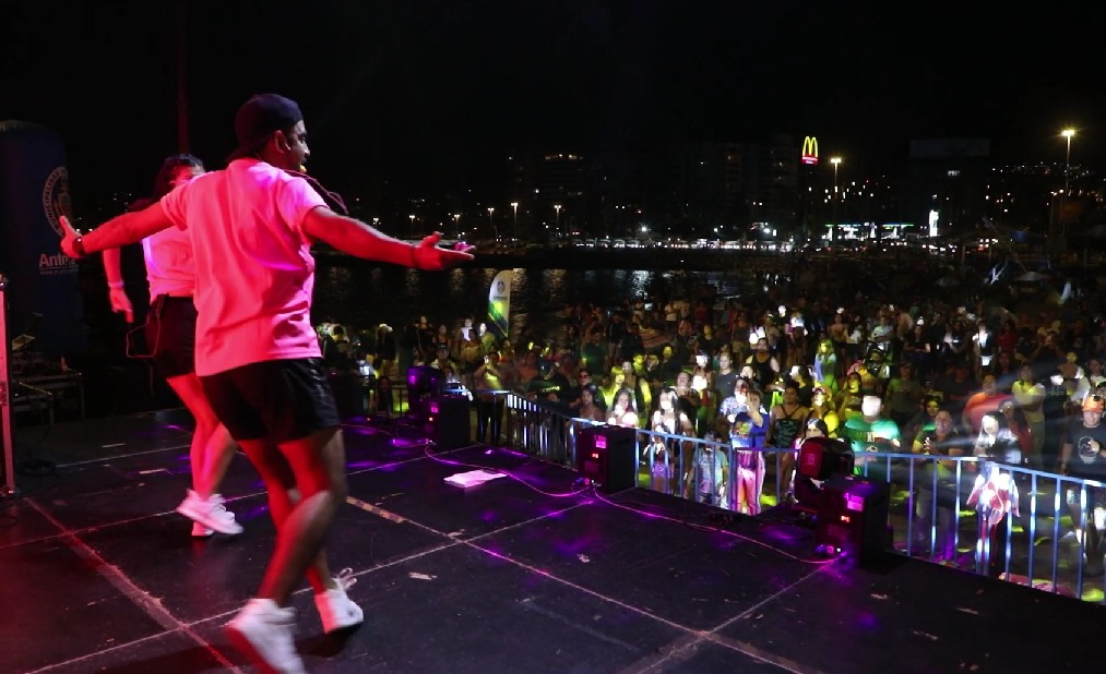 Bailatón nocturna y balsa iluminada marcaron la fiesta “Antofagasta, Verano Todo el Año” en el Balneario Municipal
