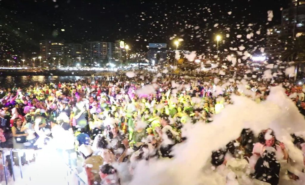 Bailatón nocturna y balsa iluminada marcaron la fiesta “Antofagasta, Verano Todo el Año” en el Balneario Municipal