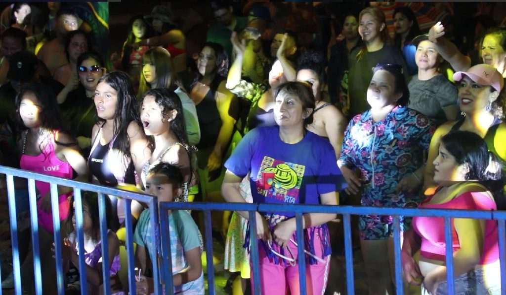 Bailatón nocturna y balsa iluminada marcaron la fiesta “Antofagasta, Verano Todo el Año” en el Balneario Municipal