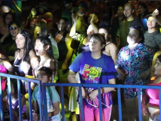 Bailatón nocturna y balsa iluminada marcaron la fiesta “Antofagasta, Verano Todo el Año” en el Balneario Municipal