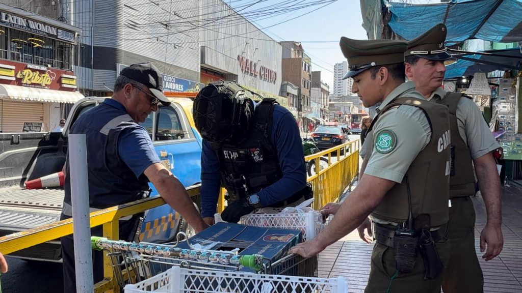 Municipio de Antofagasta y Carabineros realizan operativo conjunto contra el comercio ambulante en el centro