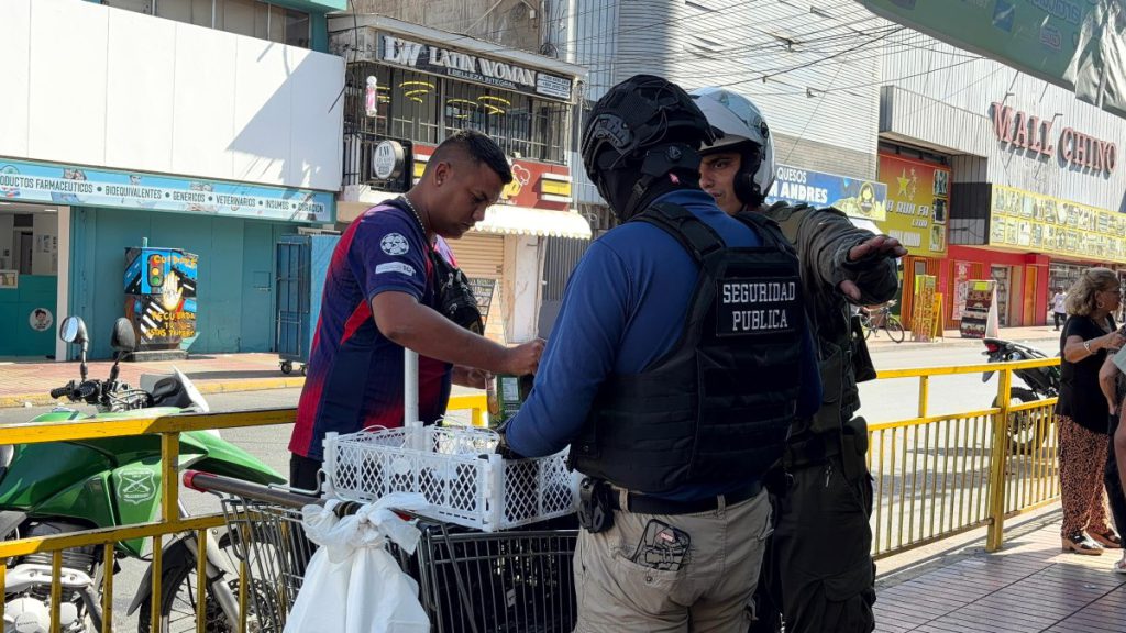 Municipio de Antofagasta y Carabineros realizan operativo conjunto contra el comercio ambulante en el centro