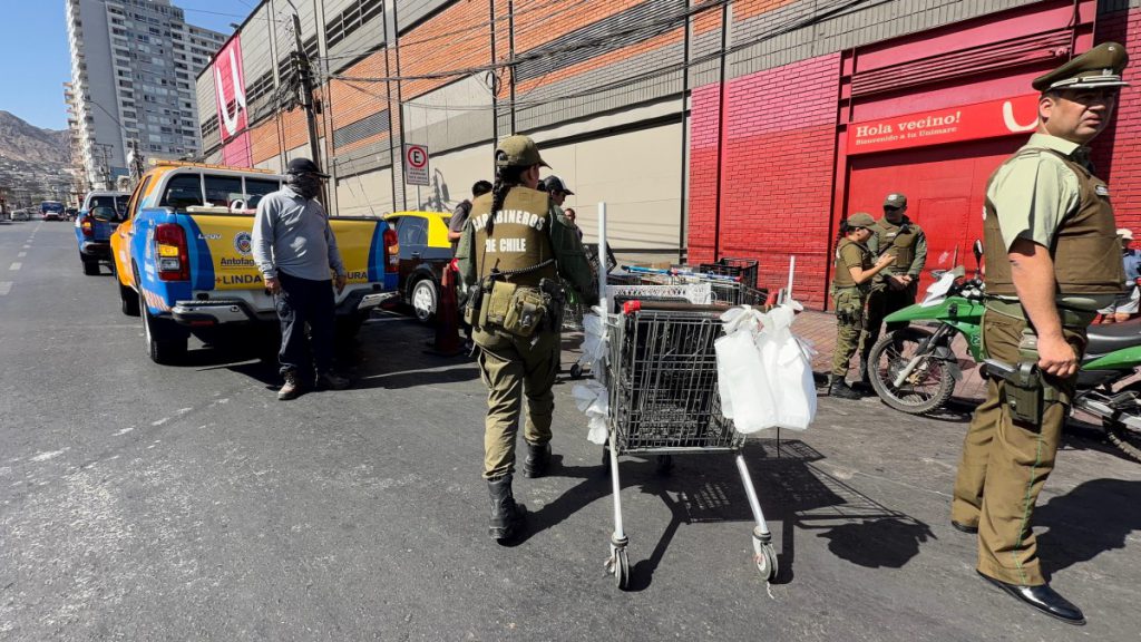 Municipio de Antofagasta y Carabineros realizan operativo conjunto contra el comercio ambulante en el centro