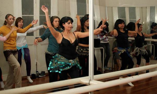 Clase Magistral de Danza Árabe en el Mes de la Mujer invita a mujeres de Antofagasta a iniciarse en esta disciplina artística y cultural