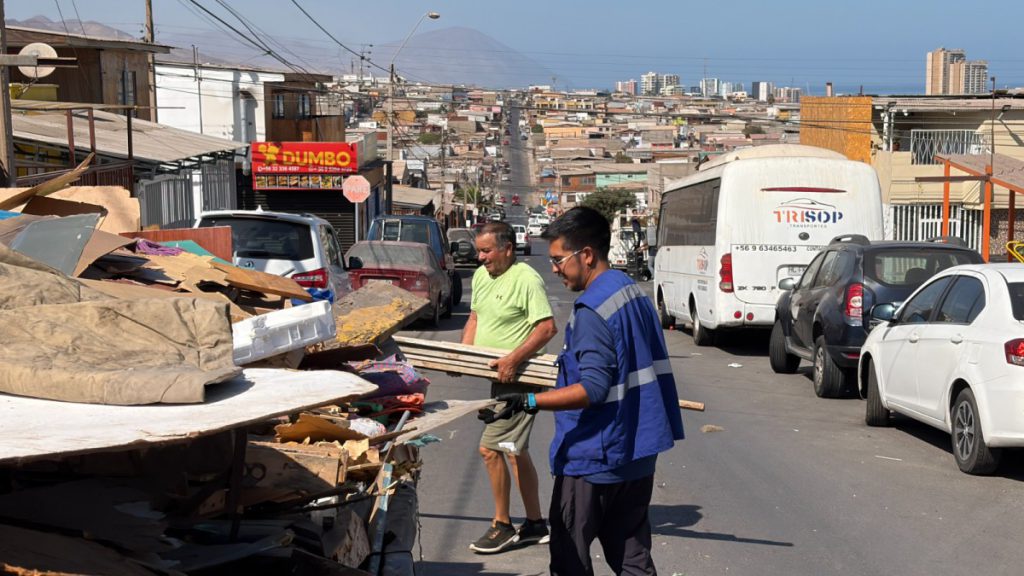 Municipio de Antofagasta impulsa hasta tres operativos semanales para retirar enseres y “cachureos” en los barrios