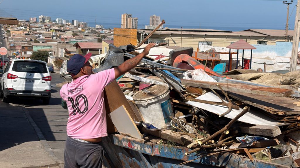 Municipio de Antofagasta impulsa hasta tres operativos semanales para retirar enseres y “cachureos” en los barrios