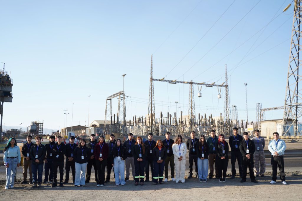 23 jóvenes ingresan a la fundición de Altonorte para formarse en minería: 43% de aprendices termina trabajando en la empresa 23 jóvenes ingresan a la fundición de Altonorte para formarse en minería: 43% de aprendices termina trabajando en la empresa