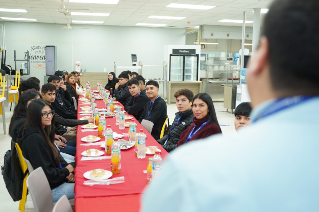 23 jóvenes ingresan a la fundición de Altonorte para formarse en minería: 43% de aprendices termina trabajando en la empresa 23 jóvenes ingresan a la fundición de Altonorte para formarse en minería: 43% de aprendices termina trabajando en la empresa