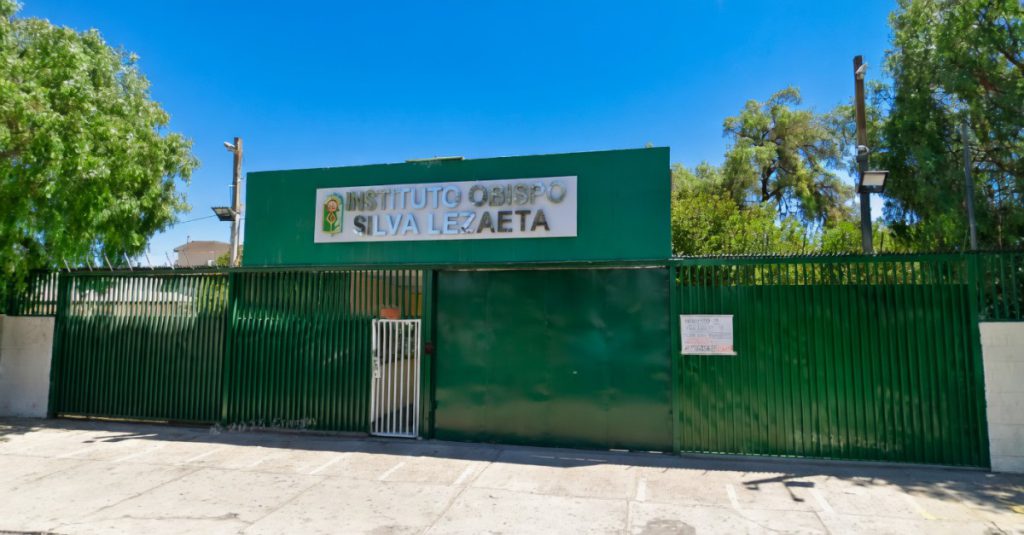 Brutal ataque en colegio de Calama: alumno provoca la muerte de inspectora tras apuñalamiento en plena jornada escolar Brutal ataque en colegio de Calama: alumno provoca la muerte de inspectora tras apuñalamiento en plena jornada escolar