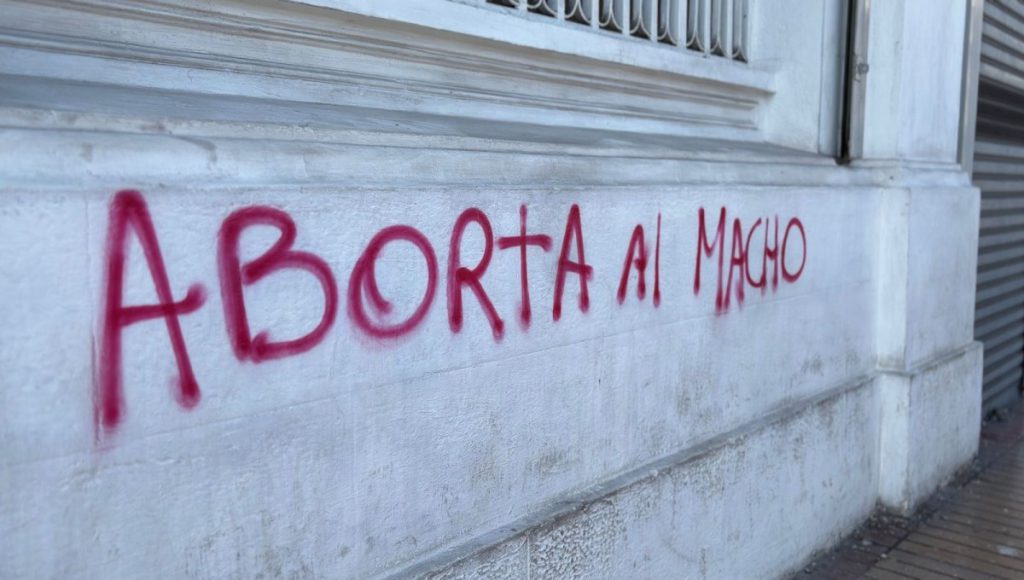 Sistema de televigilancia municipal permitió la detención de dos personas por rayados en la Catedral de Antofagasta