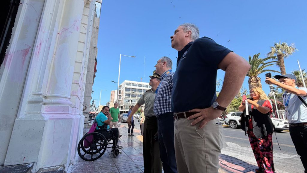 Sistema de televigilancia municipal permitió la detención de dos personas por rayados en la Catedral de Antofagasta