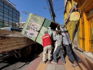 Retiran quiosco abandonado en pleno centro de Antofagasta