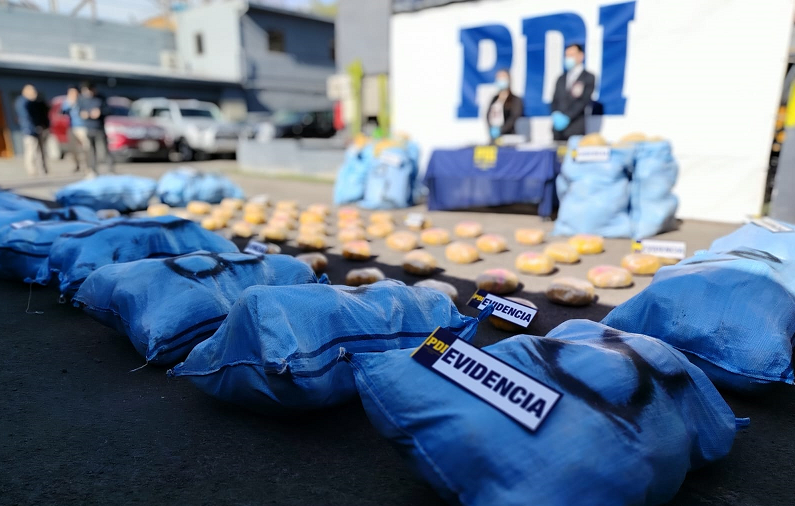 Antofagasta: narcos armados con fusil intentan huir por rutas del norte con casi una tonelada de droga robada