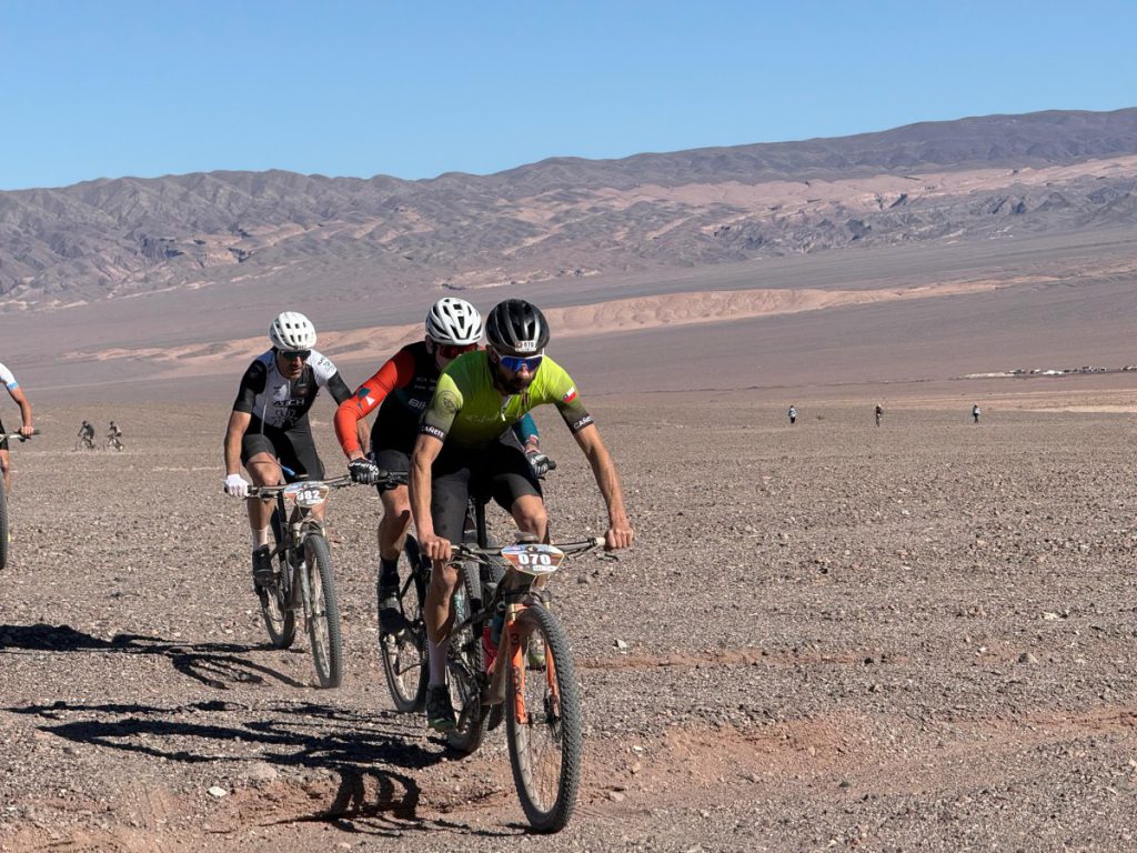 San Pedro de Atacama: Atacama Challenger 2026 llegó hasta la base del volcán Licancabur en una extenuante segunda etapa