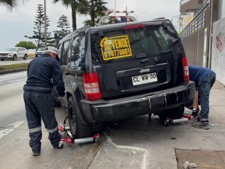 Municipio de Antofagasta retira veh&iacute;culo abandonado que bloqueaba acceso peatonal en Avenida Grecia
