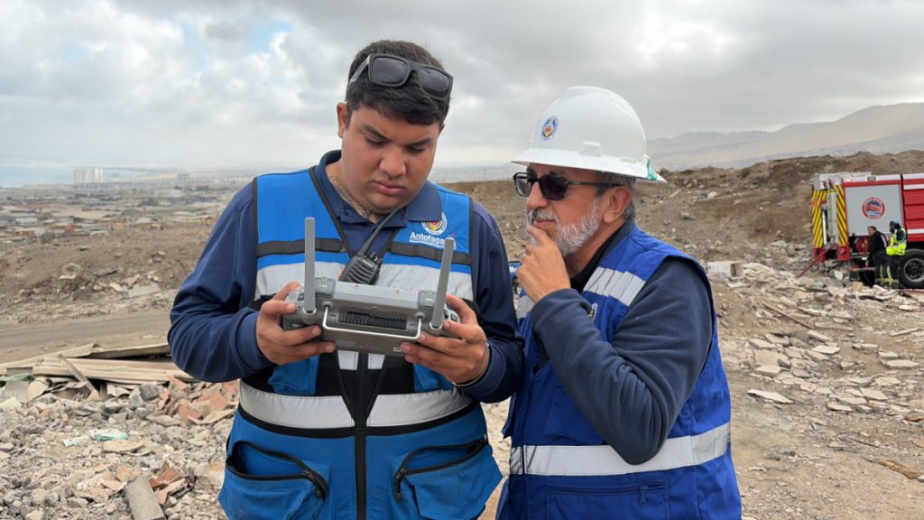 Municipalidad de Antofagasta realiza trabajos de mitigación en ex vertedero con apoyo de bomberos para evitar quemas