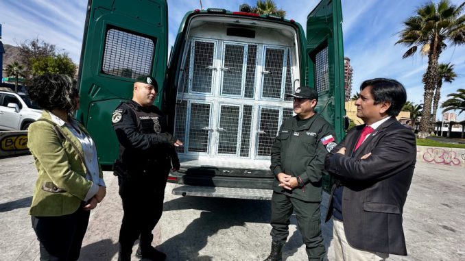Gendarmería recibe nuevo vehículo para traslado de canes adiestrados y completa renovación del 80% de su flota en Antofagasta