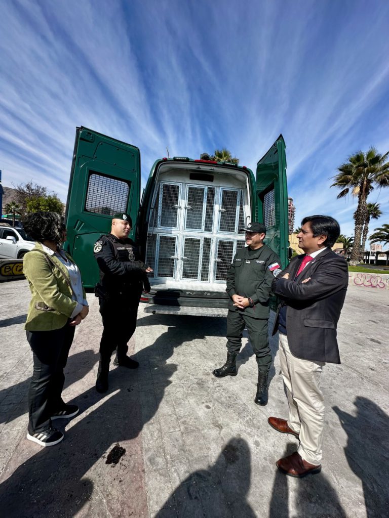 Gendarmería recibe nuevo vehículo para traslado de canes adiestrados y completa renovación del 80% de su flota en Antofagasta Gendarmería recibe nuevo vehículo para traslado de canes adiestrados y completa renovación del 80% de su flota en Antofagasta