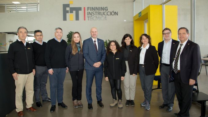 Embajador de Estados Unidos visita Centro de Instrucci&oacute;n T&eacute;cnica de Finning en Antofagasta
