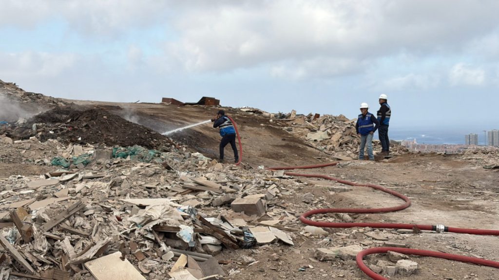 Municipalidad de Antofagasta realiza trabajos de mitigación en ex vertedero con apoyo de bomberos para evitar quemas