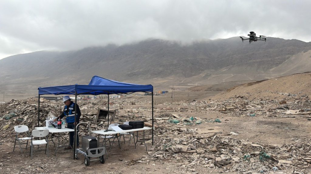Municipalidad de Antofagasta realiza trabajos de mitigación en ex vertedero con apoyo de bomberos para evitar quemas