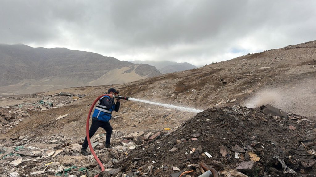 Municipalidad de Antofagasta realiza trabajos de mitigación en ex vertedero con apoyo de bomberos para evitar quemas
