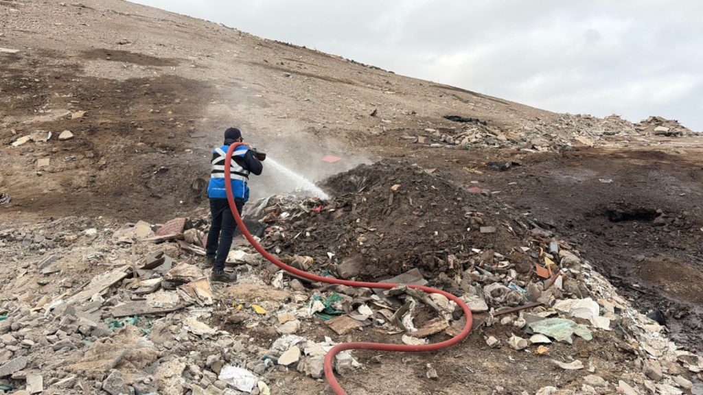 Municipalidad de Antofagasta realiza trabajos de mitigación en ex vertedero con apoyo de bomberos para evitar quemas