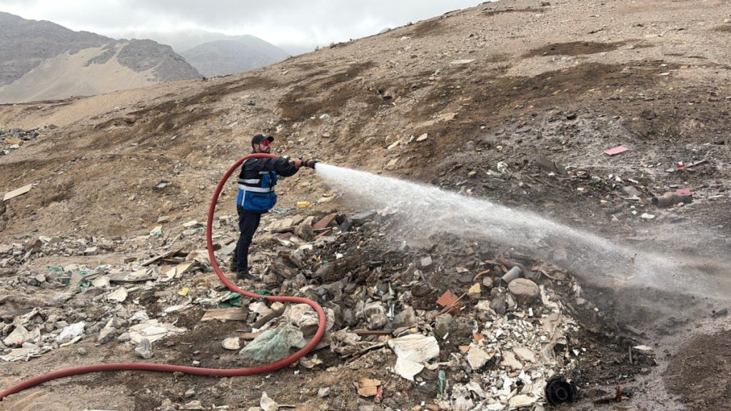 Municipalidad de Antofagasta realiza trabajos de mitigación en ex vertedero con apoyo de bomberos para evitar quemas