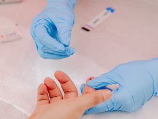 Profesional de la salud realizando pruebas de diagnóstico para la prevención de sífilis