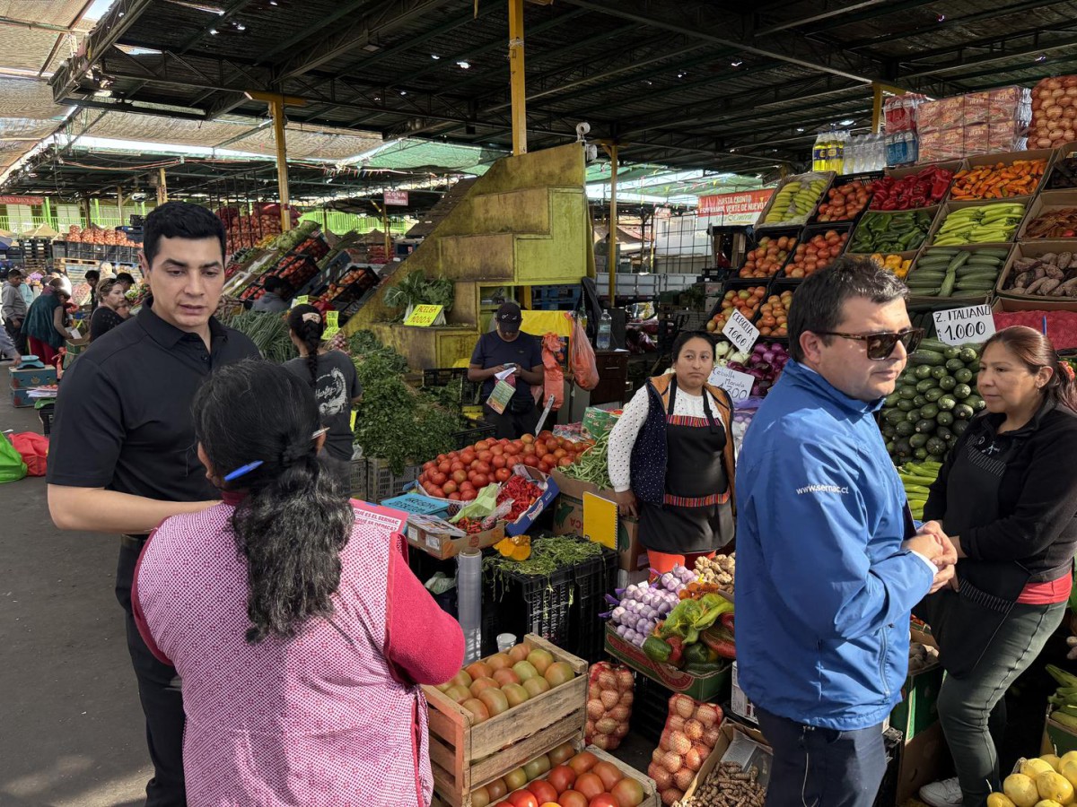 AUTORIDADES MONITOREAN PRECIOS Y ABASTECIMIENTO EN LA VEGA CENTRAL DE ANTOFAGASTA Autoridades realizan fiscalización de precios en la Vega Central de Antofagasta