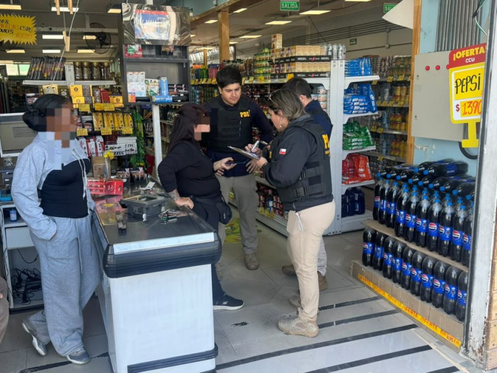 Fiscalización migratoria en Mejillones permitió denunciar a ocho extranjeros y detectar a una persona con expulsión vigente Fiscalización migratoria en Mejillones permitió denunciar a ocho extranjeros y detectar a una persona con expulsión vigente