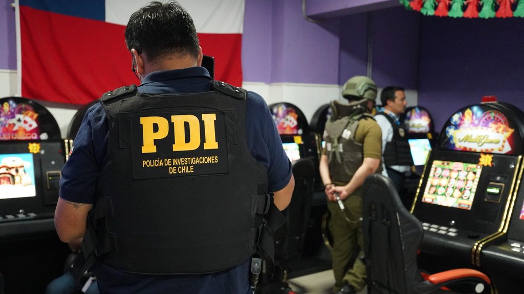 CLAUSURAN DOS CASINOS ILEGALES EN ANTOFAGASTA TRAS OPERATIVO NOCTURNO Operativo municipal y policial en casinos ilegales de Antofagasta